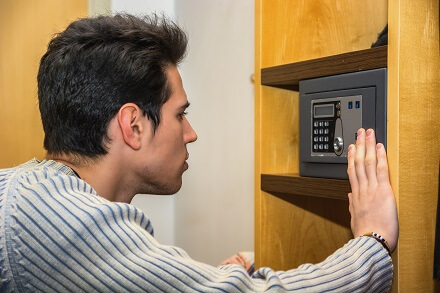 פורץ כספות בפתח תקווה